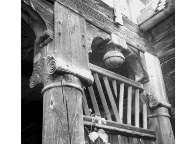 Rustikale Holzornamentik an einem Laubenhaus in Marynowy/Polen