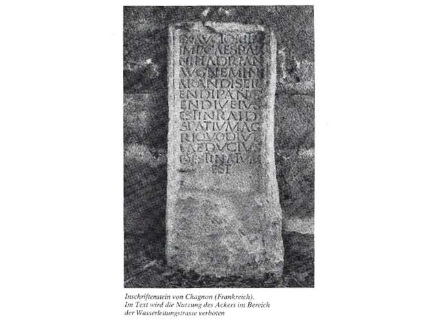 Inschriftenstein von Chagnon (Frankreich). Im Text wird die Nutzung des Ackers im Bereich der Wasserleitungstrasse verboten (S. 43 des Buches)
