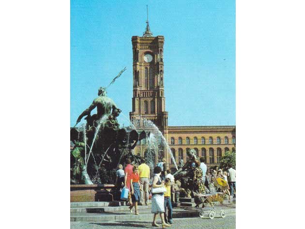 Neptunbrunnen und Rathaus