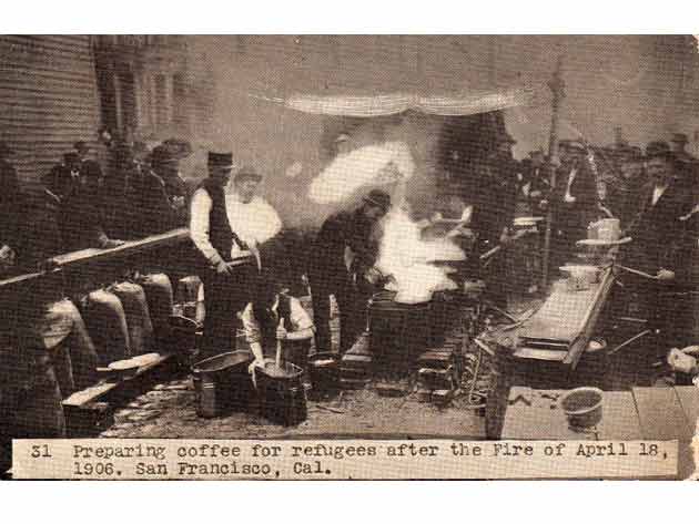 Originale Postkarte. "Preparing coffee for refugees after the Fire of April 18, 1906. San Francisco, Cal." (Verteilung von Kaffee an Auswanderer nach der Feuerbrunst am 18. April 1906 in San Francvisco, Kalifornien)