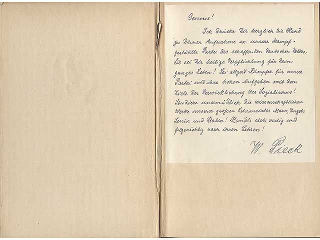 Konvolut Das „Manifest der Kommunistischen Partei“ von Karl Marx und Friedrich Engels im Spiegelbild der Zeit“. 2 Titel. 